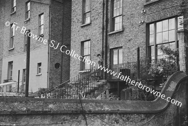 DR.ROBERT(ROBBIE) O'MEARA & FAMILY AT 81 PEMBROKE ROAD INCL MRS MCDONNELL (MARY O'M)